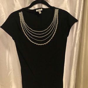 Short sleeve sweater with pearl necklace accent